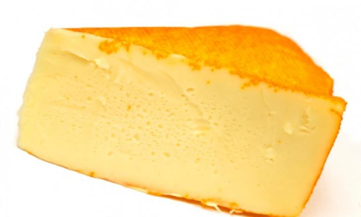 Det är en halvhård ost gjord på pastöriserad