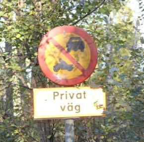 Bilden till vänster visar skylten i början av grusvägen som senare leder till plankorsningen Hammarby. Figur 2. Källa Försvarsmaktens utredare.