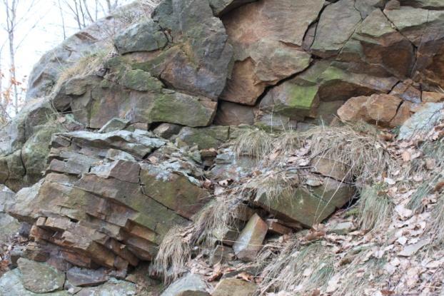 Risken att block och sten när som helst kan lossna och komma i rörelse och nå ner till detaljplaneområdet bedöms som mycket stor. Foto 3. Grusvittrat berg med överhäng. Foto 4.