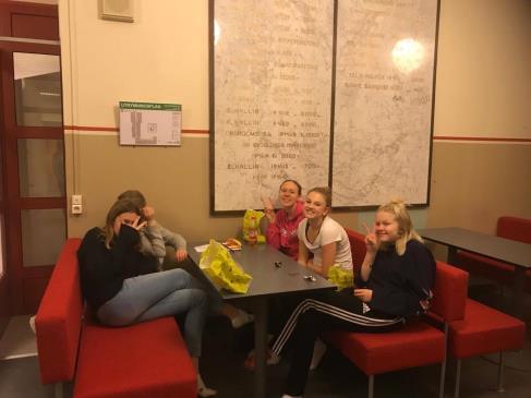 Den fina tallskogen med flertal vägar och stigar var en ypperlig terräng Foton: Familjen Törnroth att springa natt i.