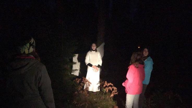 Halloweenkänsla i Högalidens skog Allt möjligt som annars inte brukar finnas bland mossarna och stenarna fanns där. Vi får ta del av gåtor av skogens varelser.