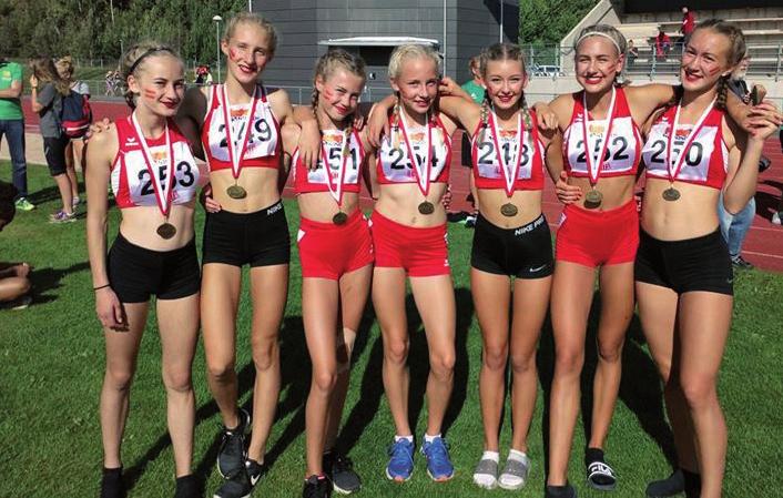 Glad överraskning i Kraftmätningen KA 2-tjejer blev trea De duktiga KA 2-tjejerna med sina bronsmedaljer: Frida Andersson, Alma Svennerud, Frida Berglin, Hilda Lindell, Emma Svensson, Saga Plessen