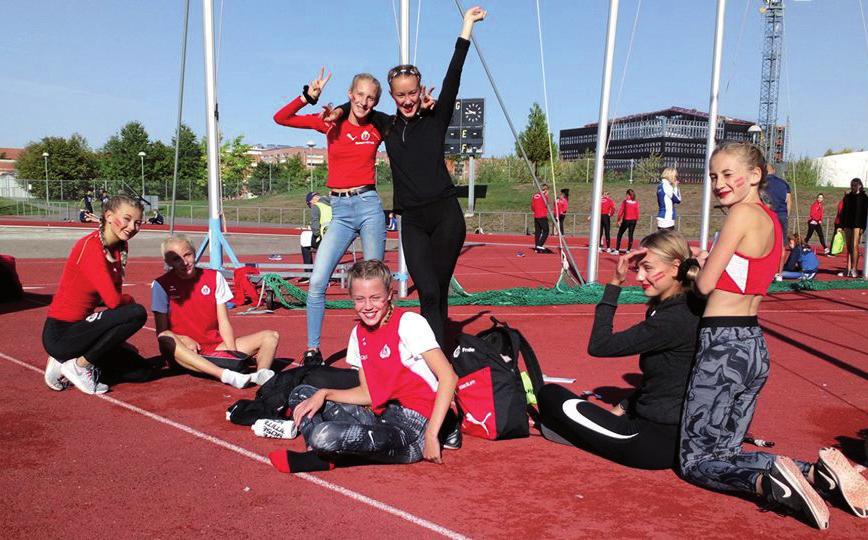 KA 2-tjejerna laddade inför andra dagens grenar. KA 2-tjejernas insatser: 800 m: Hilda Lindell 2.23,01, Alma Svennerud 2.25,14, Frida Berglin 2.25,46.