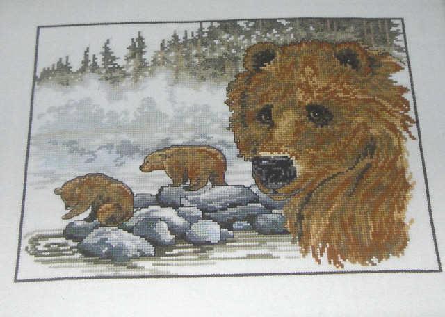 Storlek 42x29 cm.. 2678 394 SEK Tavla med björnar som fiskar.