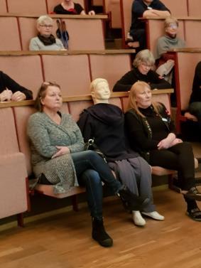 Kvinnor får ofta hjärtinfarkt utan att ha förträngningar i kranskärlen. Efter katastrofer och stress med högt noradrenalin påslag händer att kvinnor drabbas av brustet hjärta, takotsubo.