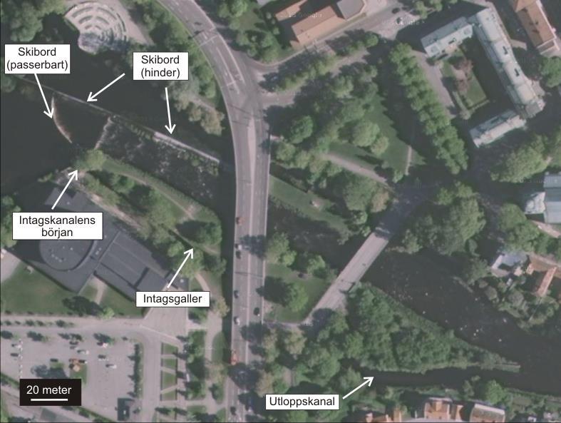 Figur 3. Översiktskarta av Strömsborgs kraftverk samt närliggande skibord. Flygfoto modifierat från Google Maps. Nedströmspassage Inget hindrar i dag fisk från att simma in i kraftverksinloppet.