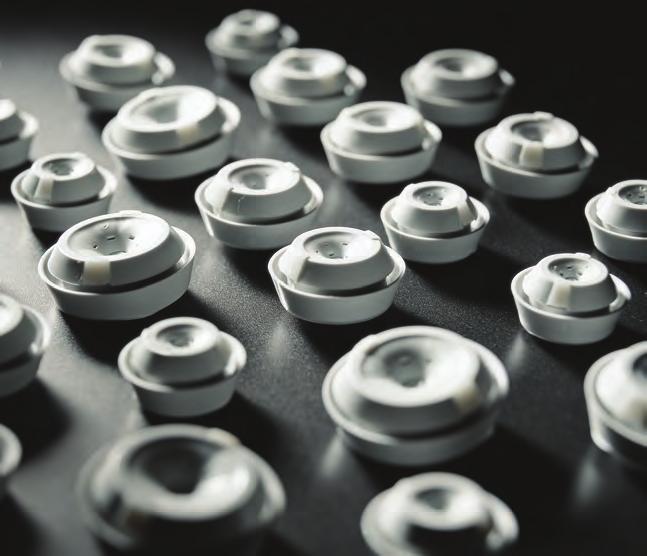 tyngdpunkt på kabel och tillhörande skyddsslang, förskruvningar och genomföringar i plast, gui och metall.