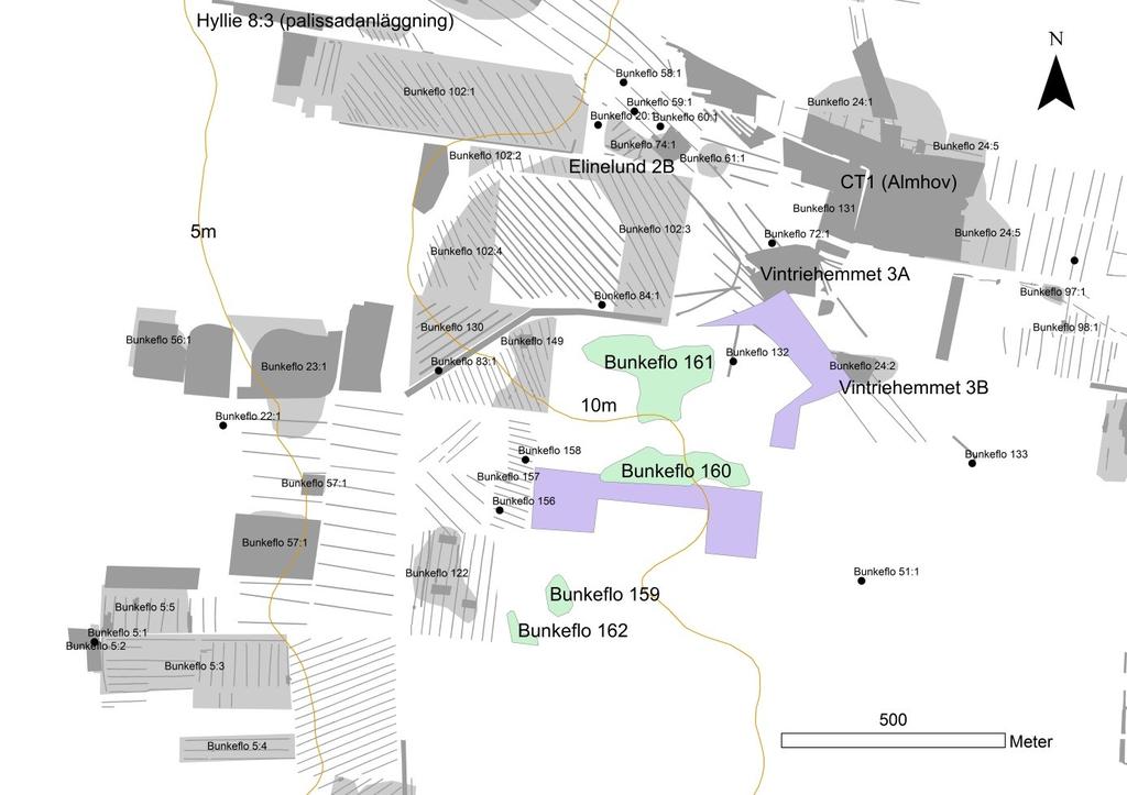 Figur 4. Registrerade fornlämningar (FMIS) och tidigare undersökningar kring ursprungligt utredningsområde (lila ytor).