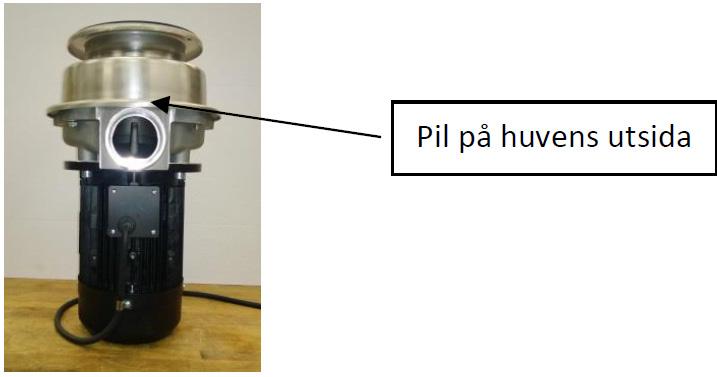 Pilen på huvens utsida ska vara mitt framför kvarnens utlopp. Kontrollera att tätningen fortfarande är centrerad. 27.