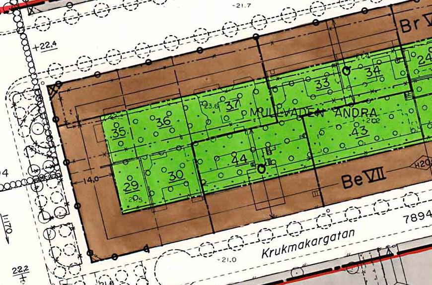 Sida 3 (7) Utsnitt från gällande detaljplan där planområdet är markerat med röd färg. Befintlig byggnad inom fastigheten är från 1880-talet med närliggande byggnader från 1970- och 80-tal.