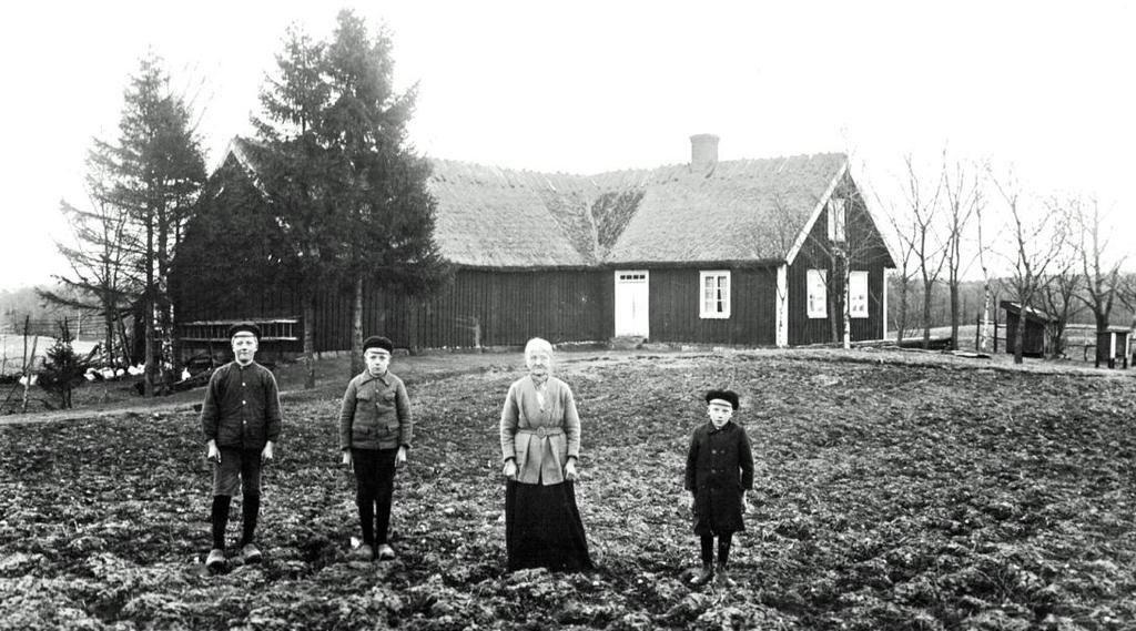 År 1888 avstyckades en lägenhet om 85 qvadratstänger (ca 750 kvm) från fastigheten (blev senare Görup 1:2) och år 1945 ytterligare ett litet område, 1:3.