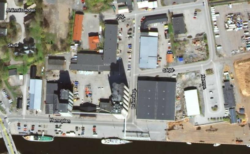 Väster om Brännäsgatan ligger fastigheterna Brännäset 8 och 16 och öster om Brännäsgatan finns fastigheten Pråmen 1.