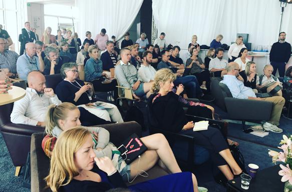 DET HÄNDER UNDER DAGEN HUVUDPROGRAM Huvudprogrammet äger rum i Norra Bankett. Här har vi huvudseminariet, panelsamtal, debatt och Perfect Pitch.