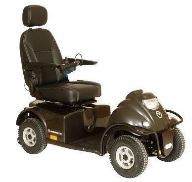 Minicrosser M-Joy Bakhjulsdriven elrullstol med motoriserad styrning (joystick) för utomhusanvändning. Avsedd för mer lantlig miljö. Hög brukarvikt.