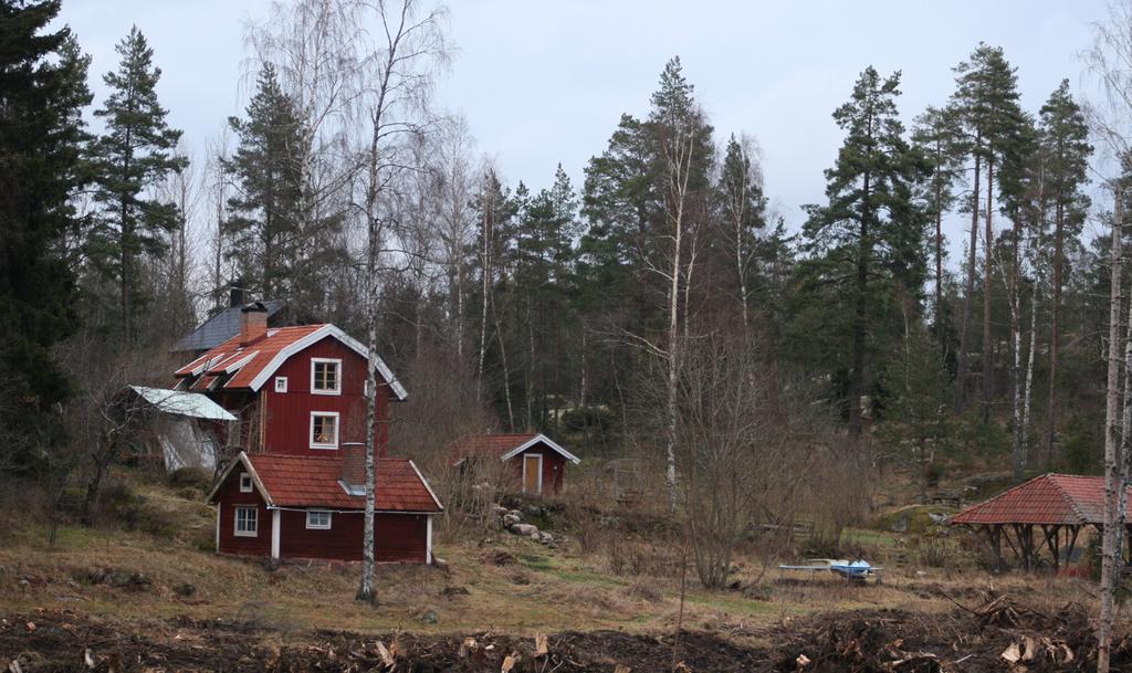 sid: 11 / 12 I början av 50-talet köpte Karl-Erik och Rosa Johansson Sandfaller. De hade barnen Bo och Lars. Nu har Lars köpt huset. Boberg 2:17 Västra Skogstorp/Surklämma Huset är byggt år 1792.