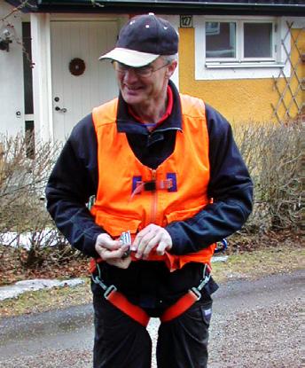 Det går att lyfta upp solfångarna med byggwinch, bärhandtag, rep eller för hand. Använd säkerhetsutrustning.