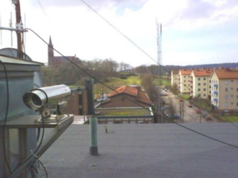 Figur 3 Mätstation Mölndal med mottagaren på taket till Folket hus. Ljuskällan (bakom fotografen) finns på ett tak på andra sidan ån och E6/E20. Analysatorn finns i våningen under 4. 4.1.