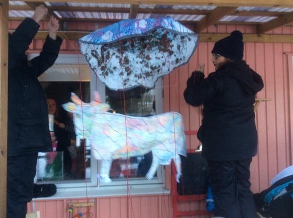 Vi har haft många tillfällen under dagen för högläsning, vi erbjuder också reflekterande boksamtal. Det har skett både spontant och planerat. Utifrån bl.