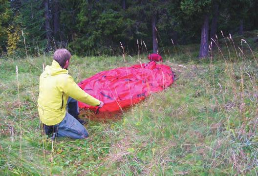 Att välja tältplats Välj så vindskyddad och jämn plats som möjligt, och fri från sådant som kan skada ditt tält. En konvex yta ger bättre spänning och minskar risk för vatt unr tältet.