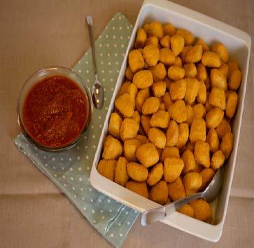 Chicken popcorn med tomatsalsa Kycklingnuggets (Kyckling(61 %), paneringsmjöl(rismjöl, bambufiber, druvsocker, salt), rapsolja, majsmjöl, rismjöl, tapioka-, ris-, potatis- och ärtstärkelse,