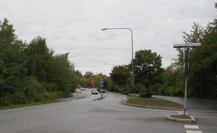 Vy sedd från Flogstavägen mot norr. Det aktuella området för bebyggelse ligger på västra sidan av Flogstavägen. Planområdet sett från den lilla tillfartsvägen till Flogstamasten.
