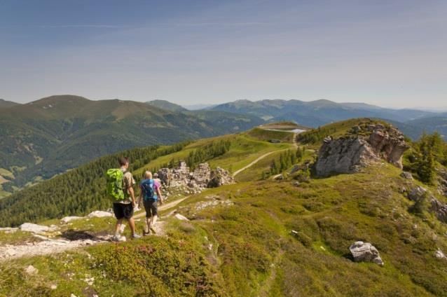 Alpe-Adria Trail, Seeboden Bad Kleinkirchheim, 6 nätter 4(9) Leden passerar den lilla sjön Nassbodensee och följer en smal stig upp till Zunderwand och därefter alptoppen Predigerstuhl ( 2 197 m.ö.h.). Efter toppen går det brant nerför.