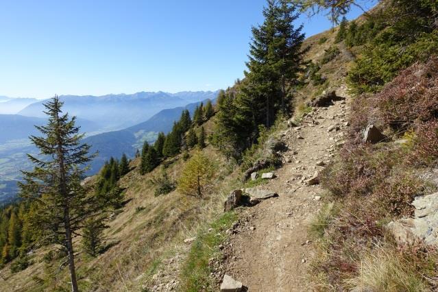 Här har du fin utsikt mot glaciärerna i Hohe Tauern. Du passerar den röda klippan Rote Burg och vidare nedanför alptoppen Mallnock. Det går nerför via Oswaldeck och du når slutligen Falkerthaus.