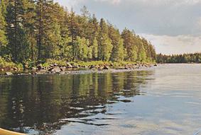 Vid lägre sommarvattenstånd framgick det hur stenkistan i sin helhet tidigare