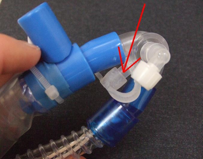 Tag bort andra änden av respiratortryckslangen