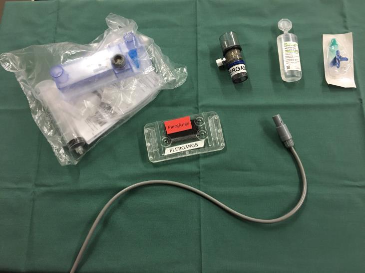 Se pilar sista bilden. CPAP, det innebär CPAP via tub. Koppla vattenbehållare för transportrespiratorn 1. Lavabed (fuktkammarset).