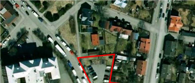 Figur 3: Flygfoto över planområdet som ligger inom den röda markeringen. Området utgörs av en parkeringsyta.