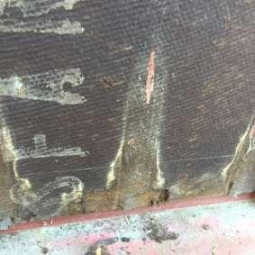Det noterades att det inte finns någon luftspalt mellan panelen och vindskyddsskivan av asfaboard samt att panelen har rötskador i nederkant.