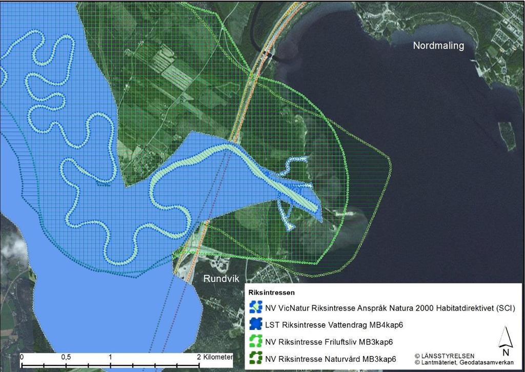 Figur 1. Riksintressen naturvård och friluftsliv. På bilden syns också riksintressena för kommunikationer, väg E4 och Botniabanan. Planområdets ungefärliga läge är markerat med röd ring.