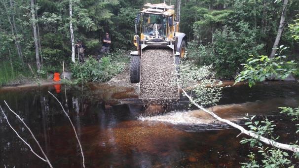 Lokalen i Storliden På lokalen i Storliden användes traktor med långskopa för att lägga ut lekgruset.