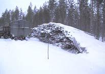 Mellersta Österbotten under värmesäsongen 2003-04. I uppföljningen ingick följande andelslag; Halsua, Kannus, Kälviä, Lestijärvi och Lohtaja. Bild 3. Råvauhög utan täckning, vattenhalt 45 %. Bild 4.