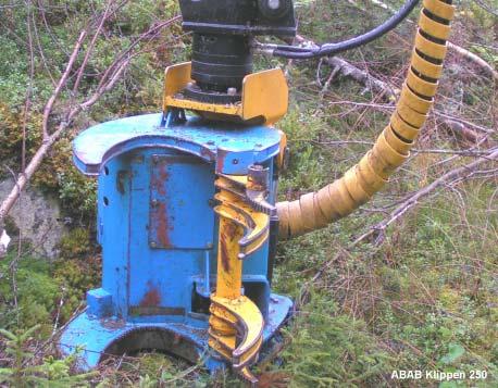 Utrustningen väger 600 kg och passar för en skogstraktor. ABAB-klippen Svenska ABAB, eller Allan Bruks Ab, tillverkar ett klippaggregat för energiträd.