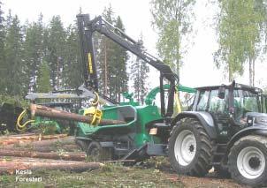 Huggen kan lätt ta emot risbuntar eller stockar. Kapaciteten är 120-200 m3 flis per timme.