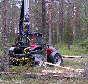 Utrustningen kan samla 2-4 stycken klena stammar. En giljotinklipp kapar träden.