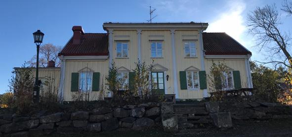 och den enda kvarvarande mangårdsbyggnaden av de sju gårdar som tidigare fanns i området.
