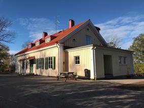 fönster och port. Befintliga fönsterluckor ska bevaras. Taktäckningsmaterial ska vara rött enkupigt lertegel. Byggnaden ska ha en tidstypisk färgsättning.