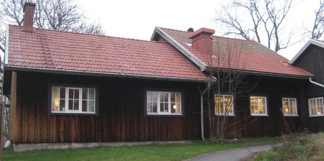 Värdet motiveras som: Byggnadens mittendel ska ursprungligen ha fungerat som stall och tillhört Rosenborgs herrgård. Den har därefter byggts till under 1950-talet och 1990-talet.