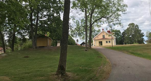 Planområdet består till största del av grönska med en parkliknande karaktär, flertalet större träd finns i anslutning till herrgårdens framsida som vetter mot Sommarrovägen.