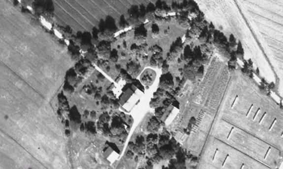 till 400 kvm (e 1 ). Parkmiljön väster om mangårdsbyggnaden anses vara mer känslig för rumsliga förändringar än delen i öster.