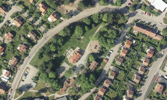 Syftet med de här planbestämmelserna är att behålla herrgårdsparkens rumslighet och inte bryta av den med större byggnader.