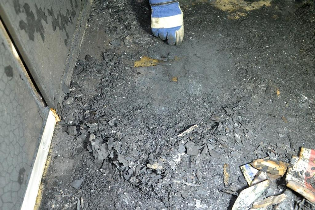 Hallgolvet. Notera lågt belägna brandskador på hallgolv och golvlister (röd markering). Provtagning gjordes för analys på SKL.