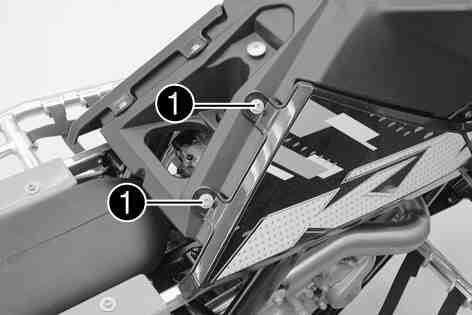 UNDERHÅLL AV CHASSI OCH MOTOR 119 Tryck ned sadeln baktill tills spärren hakas fast. Se till att sadeln hakas fast korrekt. 301809-11 9.