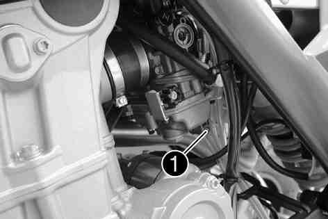 UNDERHÅLL AV CHASSI OCH MOTOR 142 Genomför dessa arbeten när motorn är kall. Vrid vredet på bränslekranen till OFF. (Bild 301779-10 s 24) Det rinner inget bränsle från tanken till förgasaren.