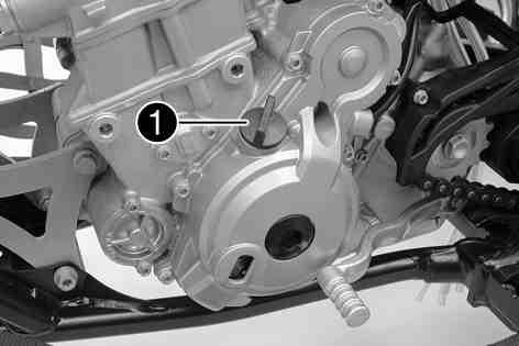 UNDERHÅLL AV CHASSI OCH MOTOR 150 301845-10 Kontrollera att motorn är tät. Ta bort skruvförbandet på kopplingslocket och fyll på motorolja.