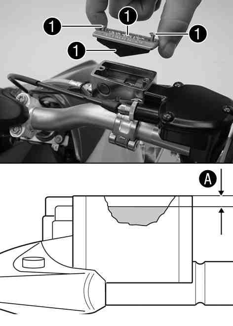 UNDERHÅLL AV CHASSI OCH MOTOR 96 Demontera frambromsens bromsbelägg. x ( s 92) Ställ bromsvätskebehållaren i horisontalt läge. Behållaren är fäst vid styret. Ta bort skruvarna.