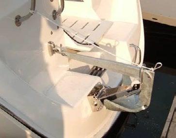 Installasjon Montering av Maxi 40 Maxi 40 är konstruerad för montage innvändigt på akterspegeln eller på framsidan av vertikalt tvärskott. Maxi 40 har kabularet åt babords sida vid montering i aktern.